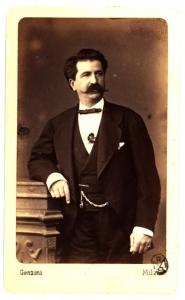 Ritratto maschile - Uomo in piedi con lunghi baffi, panciotto e orologio da taschino