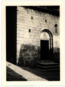 Mergozzo - Chiesa di S. Marta - Veduta laterale del portale (XI sec.)