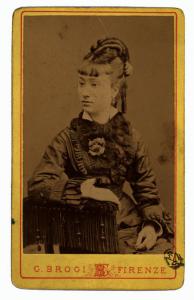 Ritratto femminile - Donna in abito con maniche a pieghe e fiore appuntato e acconciatura raccolta