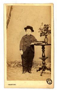 Ritratto infantile - Bambino con giacca con ricami e cappellino