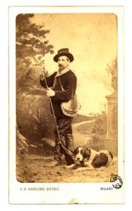 Ritratto maschile - Uomo vestito da cacciatore con cane