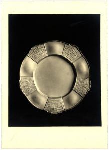 Piatto in argento sbalzato con motivo orientale sul bordo, realizzato su disegno di Rosa Lojacono dalla ditta Bonaia (?) di Palermo (1930 ca.).
