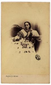 Ritratto femminile - Donna seduta in abito bianco con ricami floreali