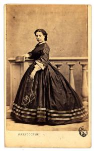 Ritratto femminile - Donna in abito con fusciacca ricamata e motivo a righe