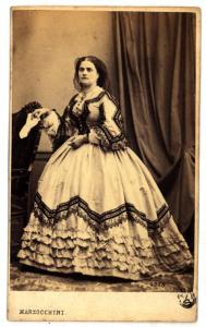 Ritratto femminile - Donna in abito con balze arricciate e applicazioni in pizzo