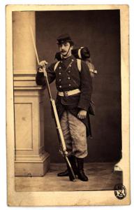 Ritratto maschile - Militare con zaino e baionetta