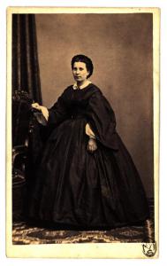 Ritratto femminile - Donna in abito scuro con ampie maniche