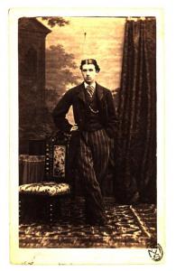 Ritratto maschile - Uomo in giacca lunga, panciotto e pantaloni gessati