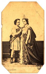 Ritratto di famiglia - Le sorelle Marchipio in costume teatrale
