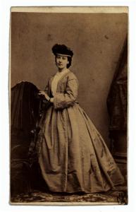 Ritratto femminile - Donna in abito chiaro e cappellino