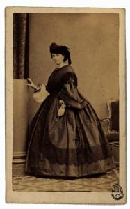 Ritratto femminile - Donna in abito con ricami e nappe e cappellino