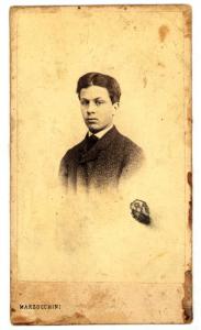 Ritratto maschile - Giovane con cappotto e cravatta