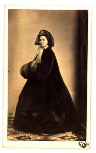 Ritratto femminile - Donna con mantello e manicotto di pelliccia