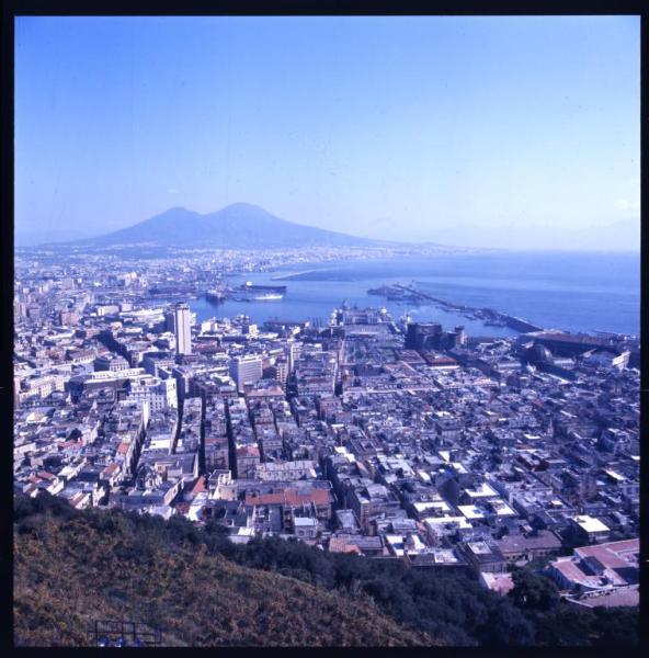 Campania - Napoli - porto - Vesuvio