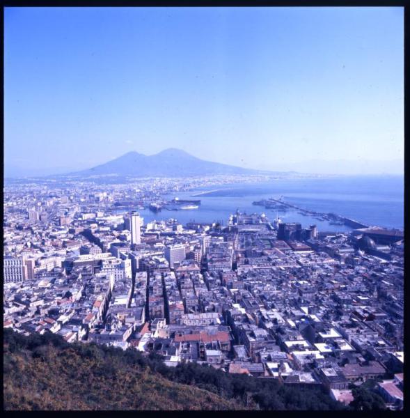Campania - Napoli - porto - Vesuvio