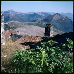 Basilicata - Colline - Tetto e comignolo - Veduta