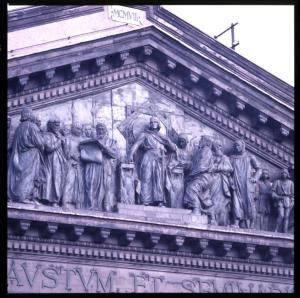 Campania - Napoli - Palazzo dell'Università degli Studi di Napoli Federico II - facciata - timpano - bassorilievo