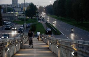 Milano - Viale Fulvio Testi - Persone in bicicletta - Traffico urbano
