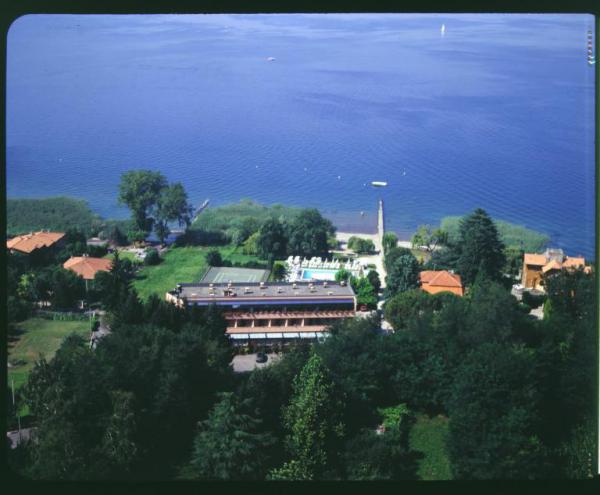 Ranco. Hotel Conca Azzurra. Lago. Veduta aerea.