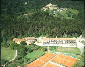 Campi (Voltino di Tremosine). Hotel Pinetacampi. Campi da tennis. Veduta aerea.