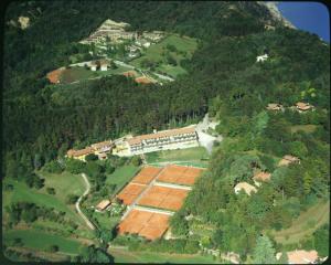 Campi (Voltino di Tremosine). Hotel Pinetacampi. Campi da tennis. Veduta aerea.