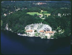 Leggiuno. Santuario di Santa Caterina del Sasso. Lago. Veduta aerea.