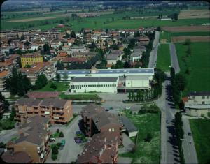 Melzo. Edificio scolastico. Scuola Media P. Mascagni. Veduta aerea.