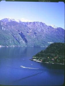 Lago di Como. Panorama. Centro del lago. Montagne. Veduta aerea.