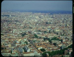 Milano. Carcere di San Vittore. Sullo sfondo, il Duomo a sinistra e la Torre Velasca a destra. Veduta aerea.
