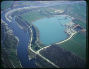 Truccazzano. Lago Torrettone. Sede del Club di Caccia e pesca. Veduta aerea.