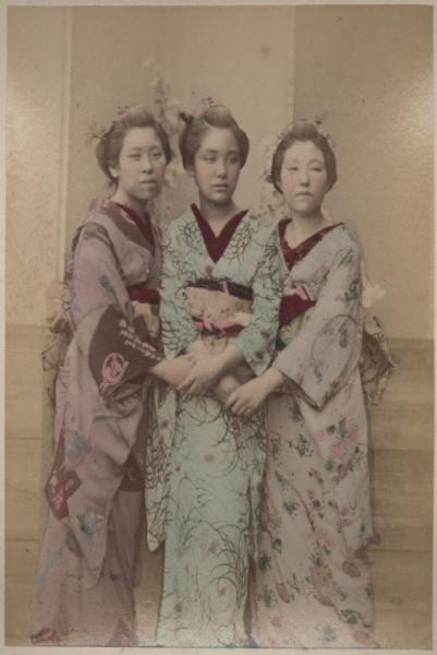 Ritratto femminile di gruppo - Giovani donne giapponesi in Kimono che si tengono per mano - "Bijin"