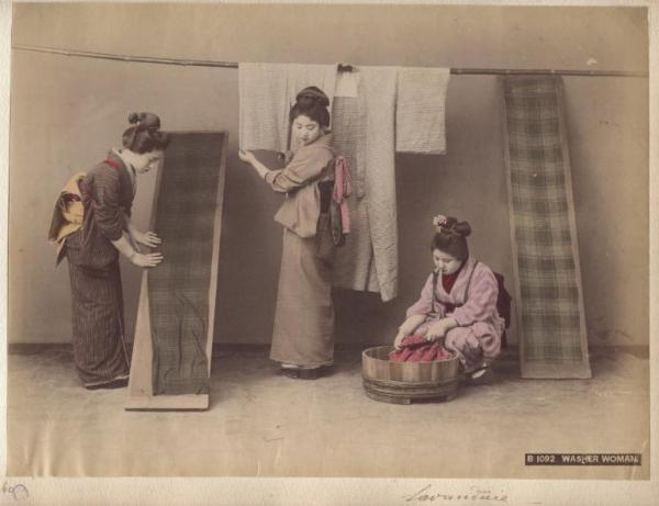 Giappone - Scena di genere giapponese - Donne che fanno il bucato - "Bijin" - "Nichijou seikatsu"