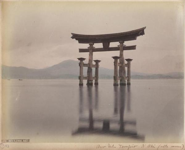 Giappone - Hiroshima - Aki - Isola di Miyajima - Santuario di Itsukushima - Torii - "Meisho"