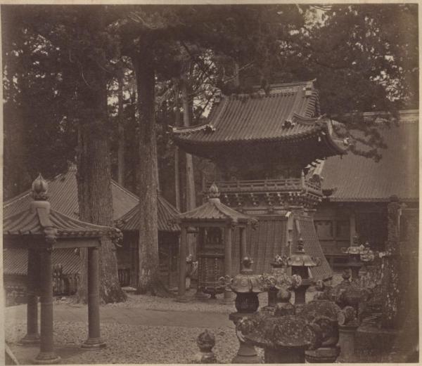 Giappone - Nikko - Santuario di Toshogu - Torre della campana - Lanterna olandese - "Meisho"