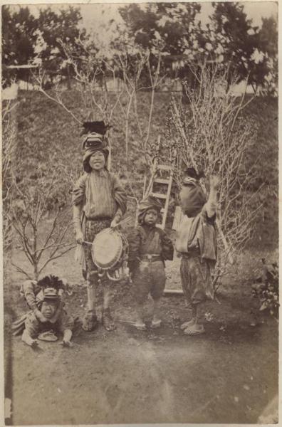 Ritratto di gruppo - Bambini giapponesi acrobati - Kakubeijishi - "Fuzoku"
