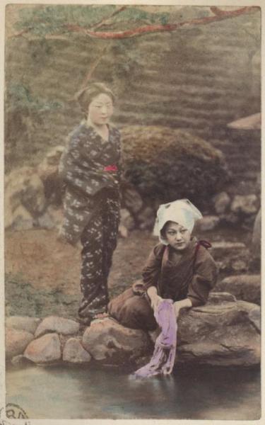 Giappone - Fiume - Due donne lavano i panni al fiume