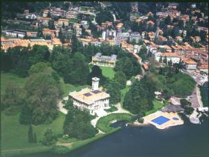 Cernobbio. Villa Erba. Parco. Piscina. Veduta aerea.