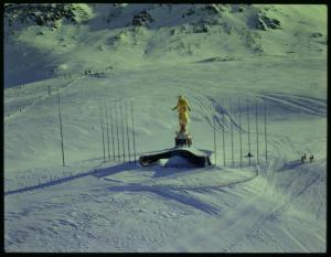 Madesimo. Santuario di Nostra Signora d'Europa. Sepolto dalla neve. Statua. Veduta aerea.