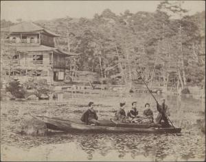 Giappone - Quattro donne e un uomo che rema attraversano un lago su una barca - Pagoda sullo sfondo