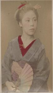 Ritratto femminile - Giovane donna giapponese in Kimono con ventaglio "Sensu" - Kuroto - "Bijin"