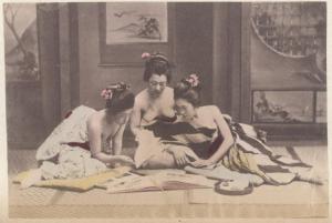 Ritratto femminile di gruppo - Tre geisha in interno tradizionale intente alla lettura - "Bijin"