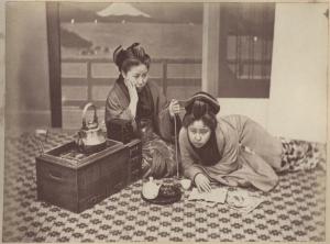 Giappone - Scena di genere giapponese - Preparazione del tè in interno tradizionale - "Bijin" - "Nichijou seikatsu"