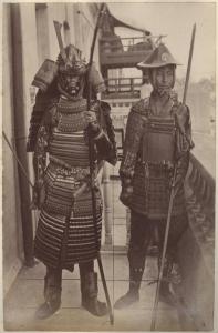Ritratto di gruppo - Due samurai in armatura tradizionale - "Fuzoku"
