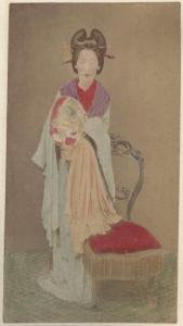 Ritratto femminile - Donna giapponese con Kimono e ventaglio Uchiwa - Geisha - Oiran - "Bijin"