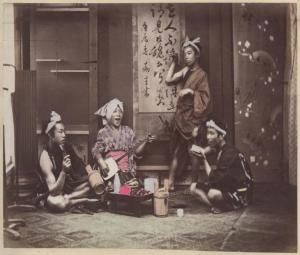 Ritratto di gruppo - Scena di genere giapponese - Uomini che cantano e bevono in interno tradizionale - Goze con shamisen - "Fuzoku"