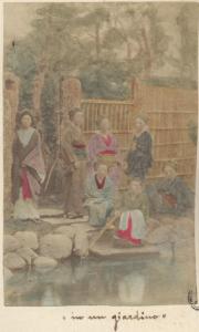Giappone - Casa da té? - Giardino con uno stagno - Sette donne vestite in kimono circondano lo specchio d'acqua