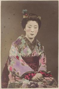 Ritratto di donna giapponese in kimono - Truccata e seduta a mani conserte