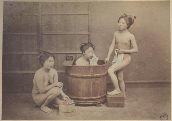 Giappone - Tre giovani donne nude fanno il bagno utilizzando una tinozza