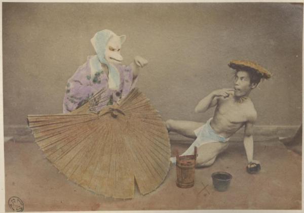 Giappone - Due attori del teatro kabuki, uno in maschera, in scena