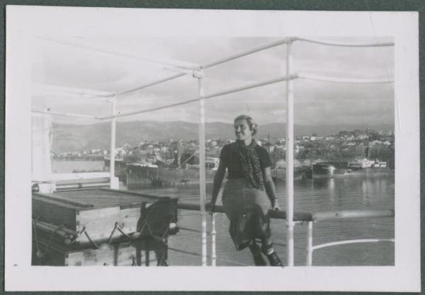 Ritratto femminile - Marieda Di Stefano appoggiata alla balaustra del ponte del Pilsna, nave da crociera - Libano - Beirut - Mar Mediterraneo